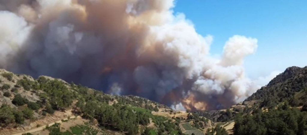 Κύπρος: Μεγάλη φωτιά στην Πάχνα Λεμεσού – Εκκενώνονται κατοικίες (βίντεο)