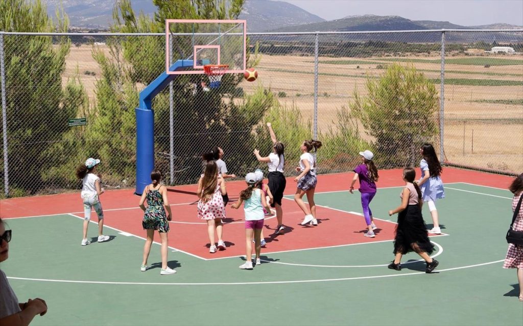 Μητέρα παιδιού καταστρέφει το αφήγημα: «Πλήρως εμβολιασμένη η δασκάλα που μετάφερε τον κορωνοϊό στην κατασκήνωση»