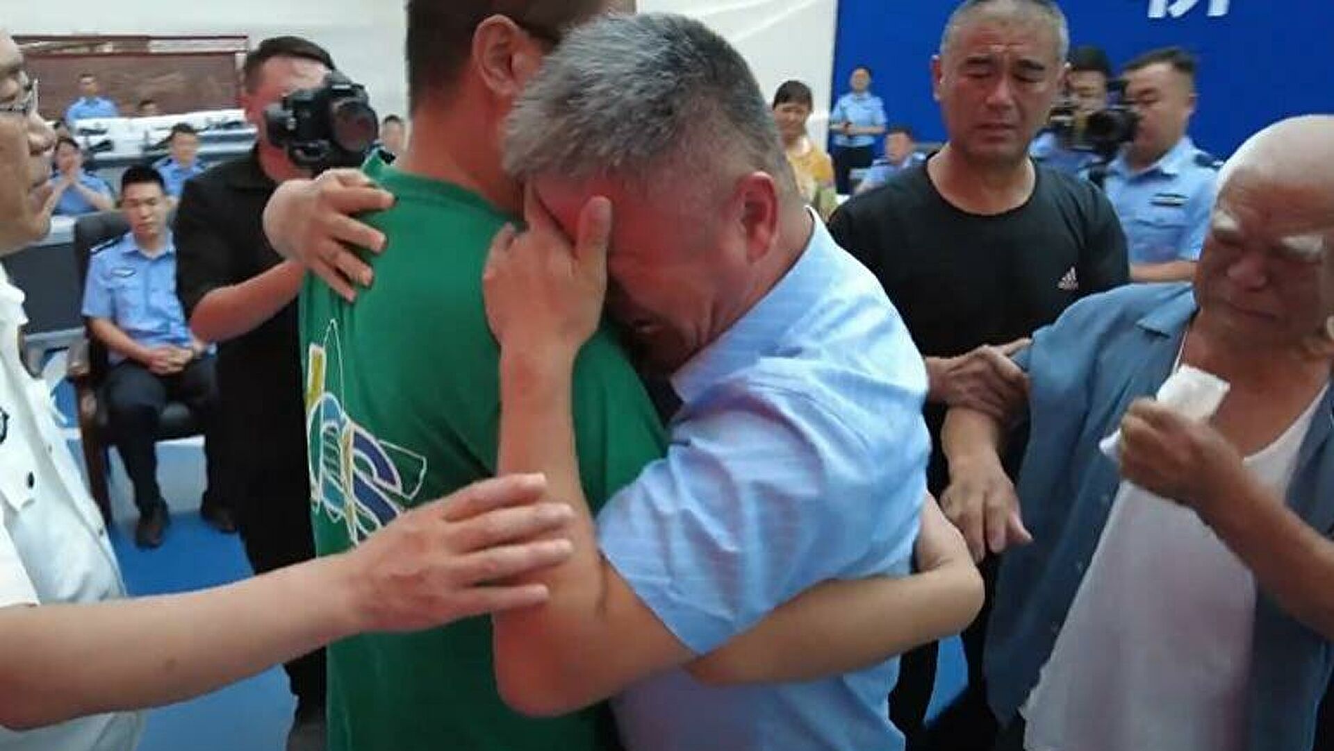 Κίνα: Σπαρακτικό βίντεο -Πατέρας βρήκε τον απαχθέντα γιο του μετά από 24 χρόνια