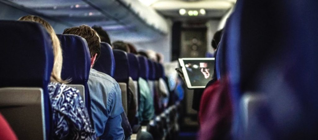 Γερμανία: 75χρονη αρνήθηκε να φορέσει μάσκα στο αεροπλάνο και… δάγκωσε αστυνομικό!