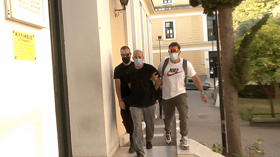 Υπόθεση 19χρονης – Ηλιούπολη: Συγκέντρωση διαμαρτυρίας στην Ευελπίδων που απολογούνται ο πατέρας της & ο αστυνομικός