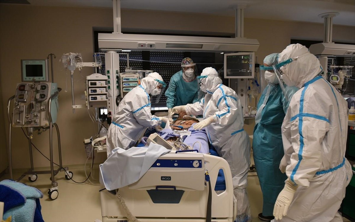 Γεμίζουν τα νοσοκομεία με νέους που δεν χρίζουν νοσηλείας: Δημιουργούν τεχνητή πίεση για να επιβάλουν νέες απαγορεύσεις