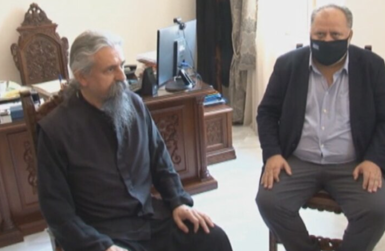 Μητροπολίτης σε Σ.Πέτσα: «Αν κάποιος παρουσιάσει μία παρενέργεια δεν θέλω να πει ότι τον ώθησα να εμβολιαστεί» (βίντεο)