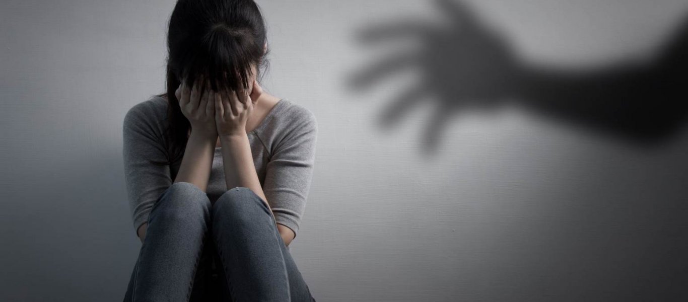Ηλιούπολη: Σοκάρει η κατάθεση της 19χρονης: Πάνω από 30 φορές τη βίασε ο πατέρας της!