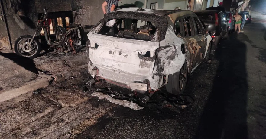 Δράμα: ΙΧ τυλίχθηκε στις φλόγες – Φθορές σε οικοδομή & άλλα δύο οχήματα (φώτο)