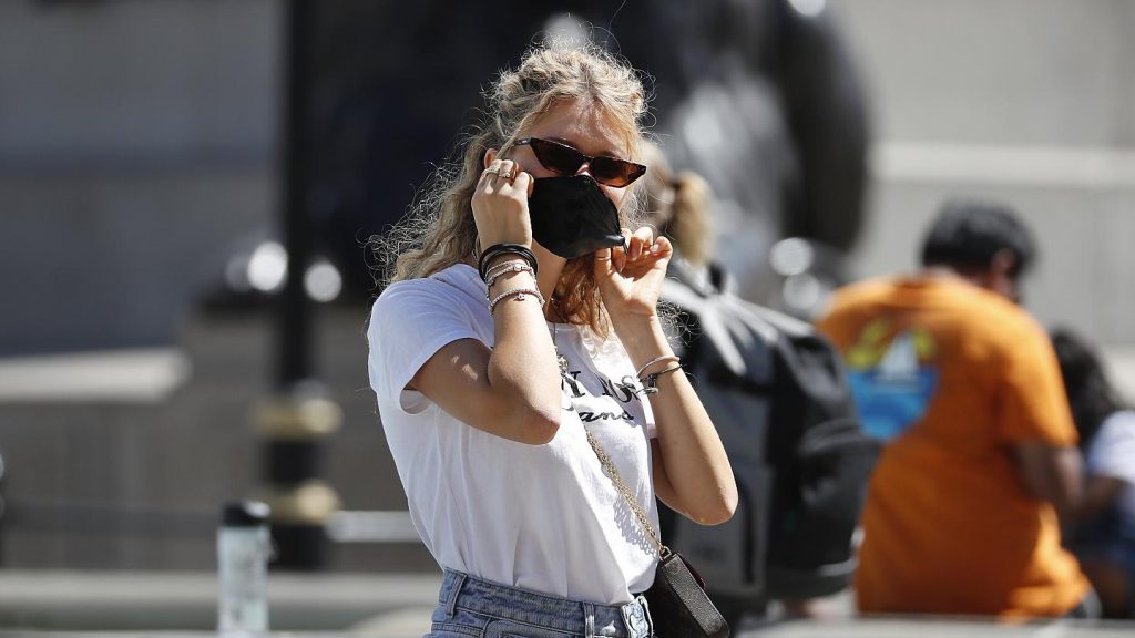 Λονδίνο – Άρση περιορισμών: Υποχρεωτική η χρήση μάσκας στα μέσα μεταφοράς