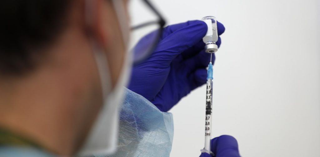 «Απειλεί» ο Ακης Σκέρτσος: «Και μαστίγιο και καρότο, για να εμβολιαστούν»