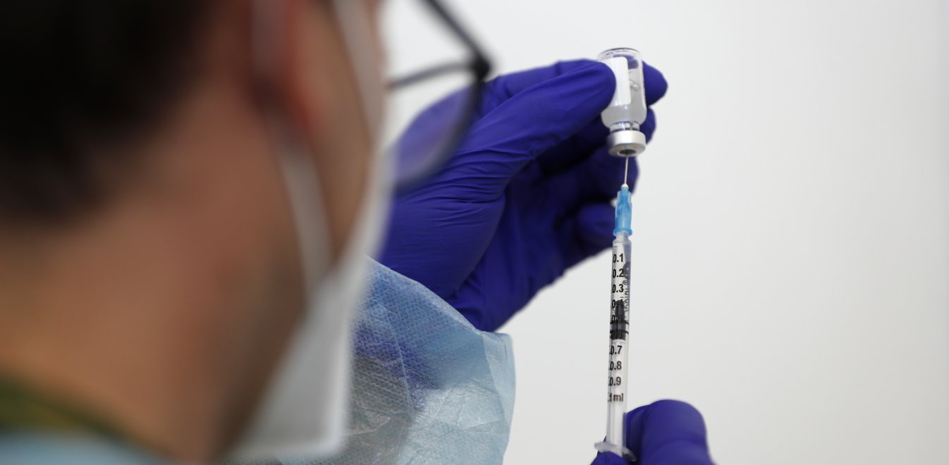 «Απειλεί» ο Ακης Σκέρτσος: «Και μαστίγιο και καρότο, για να εμβολιαστούν»