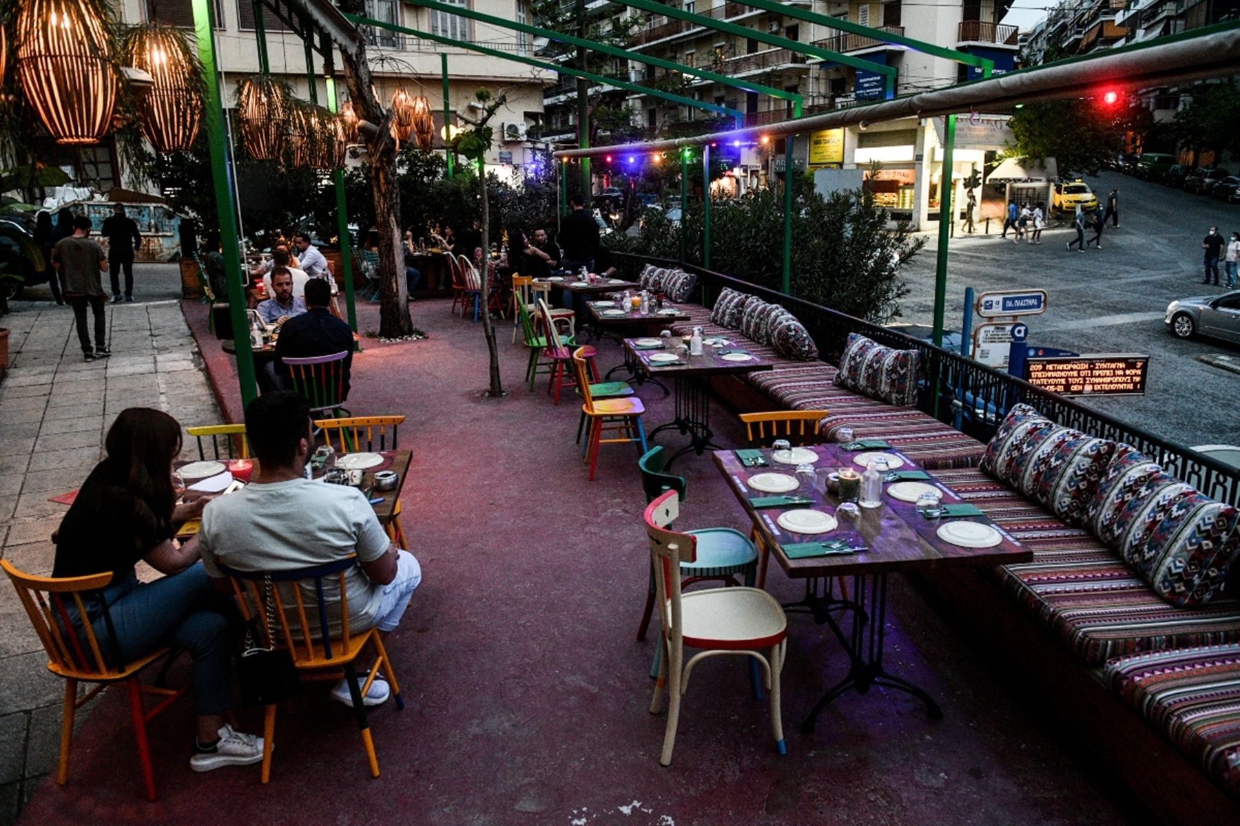 Εστίαση μόνο με καθήμενους και κλειστοί χώροι μόνο για εμβολιασμένους: Η νέα «κανονικότητα» από Παρασκευή