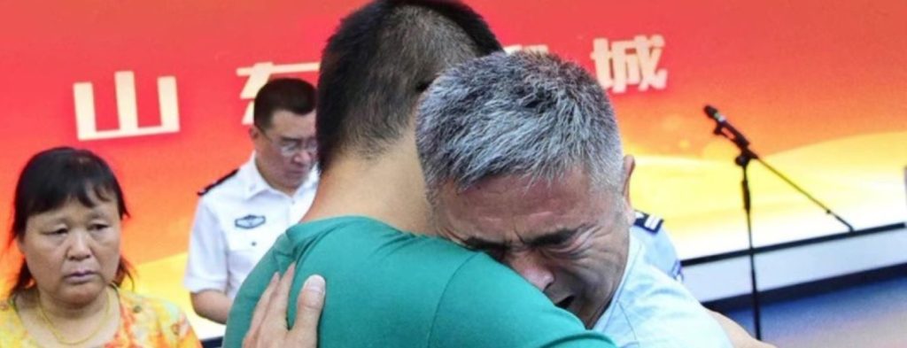 Κίνα: Πατέρας βρήκε ξανά το παιδί του 24 χρόνια μετά την αρπαγή! – Η ιστορία που έγινε ταινία (βίντεο)