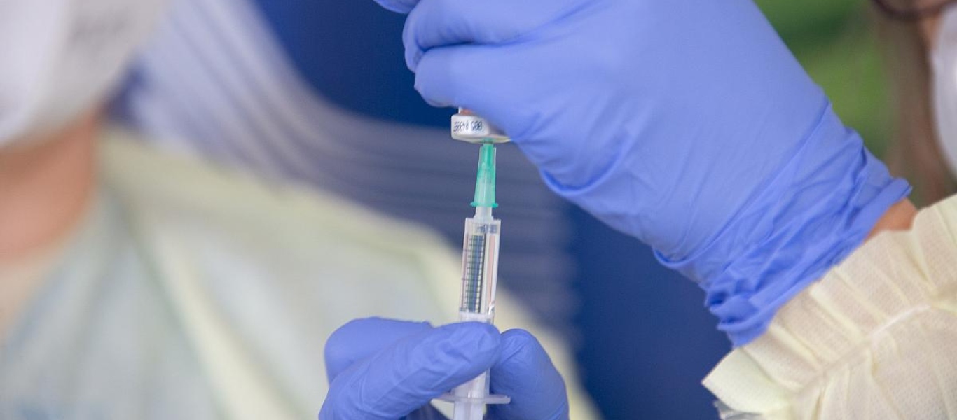 Ανοίγει αύριο η πλατφόρμα για τον εμβολιασμό εφήβων 15 έως 17 ετών