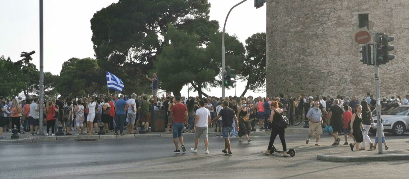 Συγκέντρωση διαμαρτυρίας κατά του υποχρεωτικού εμβολιασμού σε Θεσσαλονίκη και Ηράκλειο (βίντεο)