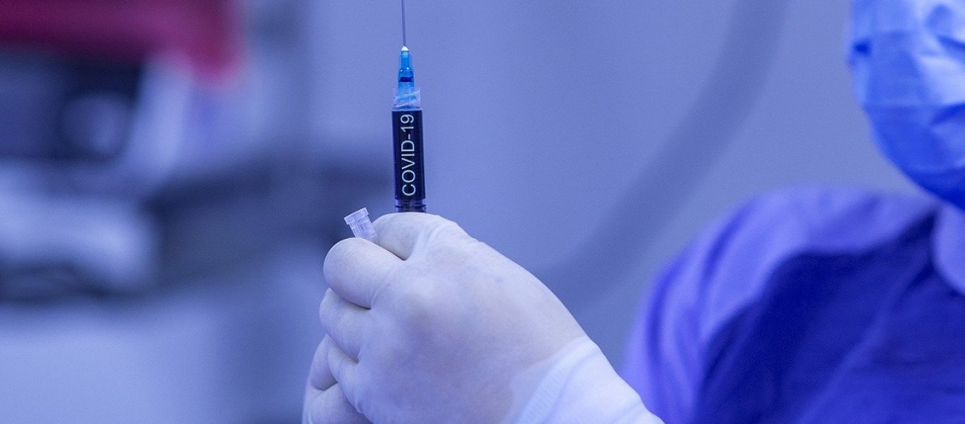 Αμερικανός αξιωματούχος υγείας: «Η τρίτη δόση των εμβολίων ενδέχεται να προκαλεί σοβαρές παρενέργειες»