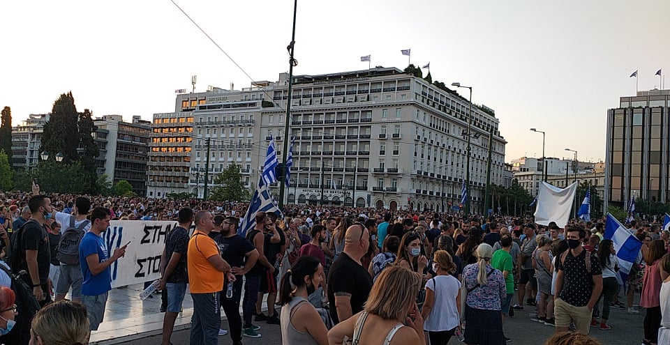 Οι Έλληνες απαίτησαν πίσω την ελευθερία τους: Μαζικές συγκεντρώσεις σε όλη τη χώρα – Όσα έγιναν στο Σύνταγμα (βίντεο)