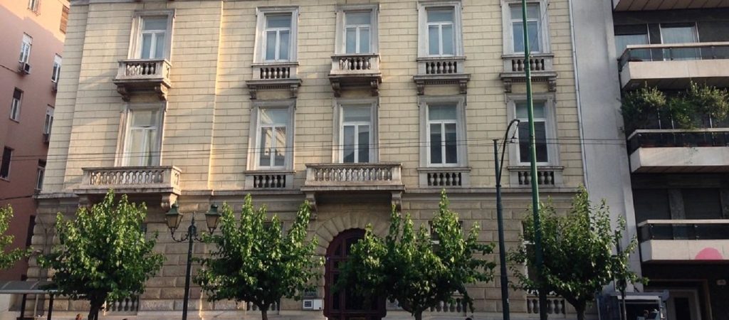 Γυμνή γυναίκα «σφήνωσε» μυστηριωδώς ανάμεσα σε δύο κτίρια! (βίντεο)