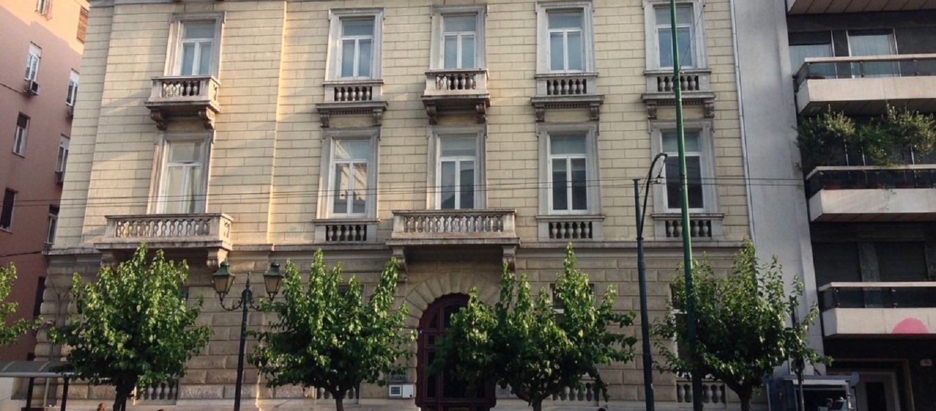 Γυμνή γυναίκα «σφήνωσε» μυστηριωδώς ανάμεσα σε δύο κτίρια! (βίντεο)