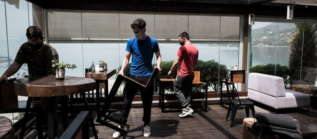 Σε απόγνωση οι επιχειρηματίες στην εστίαση: «Δεν θα γεμίζουμε τα καταστήματα μας μόνο με εμβολιασμένους»