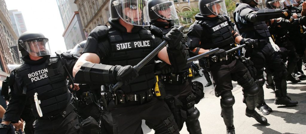 Αστυνομικός χτυπά ανελέητα έγχρωμο άντρα μπροστά σε παιδιά! (βίντεο)