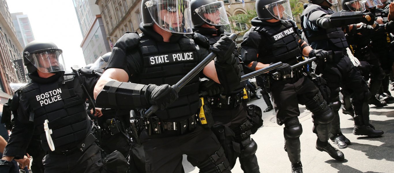 Αστυνομικός χτυπά ανελέητα έγχρωμο άντρα μπροστά σε παιδιά! (βίντεο)