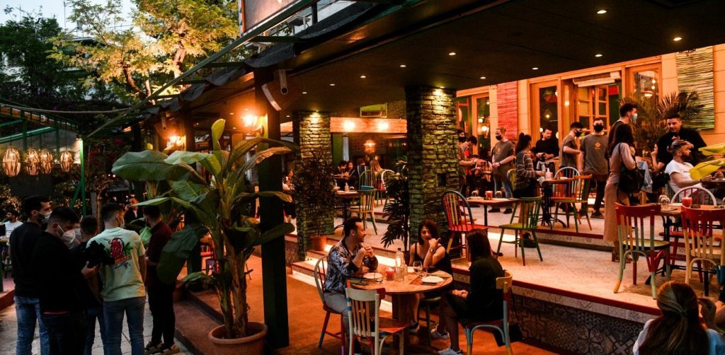 Τα κωμικά μέτρα της κυβέρνησης για την είσοδο σε χώρους διασκέδασης