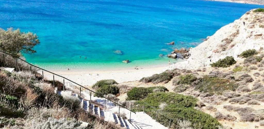 Τρεις παραλίες που θυμίζουν νησί και βρίσκονται μια «ανάσα» από την Αθήνα