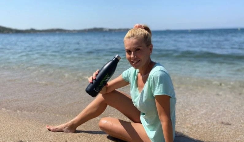Η Ευγενία Μανωλίδου μετά τα μαθήματα το έριξε στο influencing: Προμοτάρει αναψυκτικά στην παραλία (φωτό)