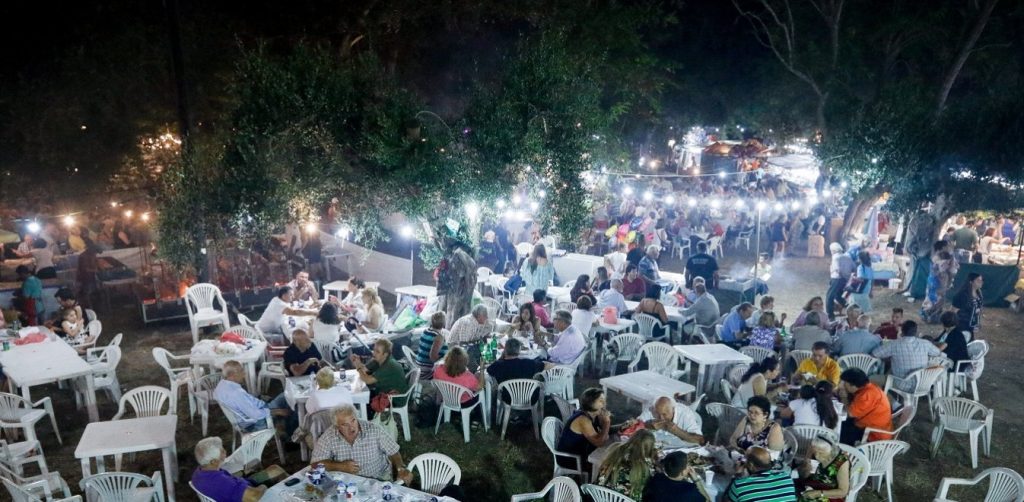 Kαθιστοί και στα πανηγύρια: Τι αναφέρει η νέα ΚΥΑ