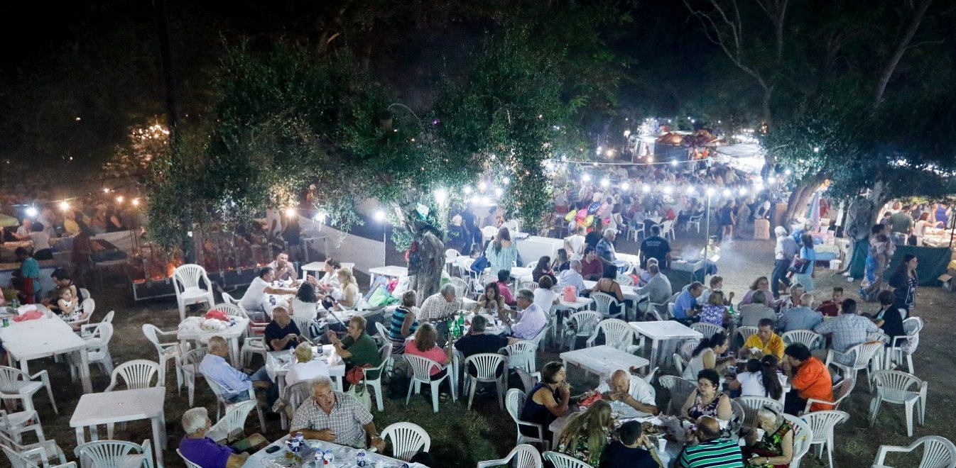 Kαθιστοί και στα πανηγύρια: Τι αναφέρει η νέα ΚΥΑ