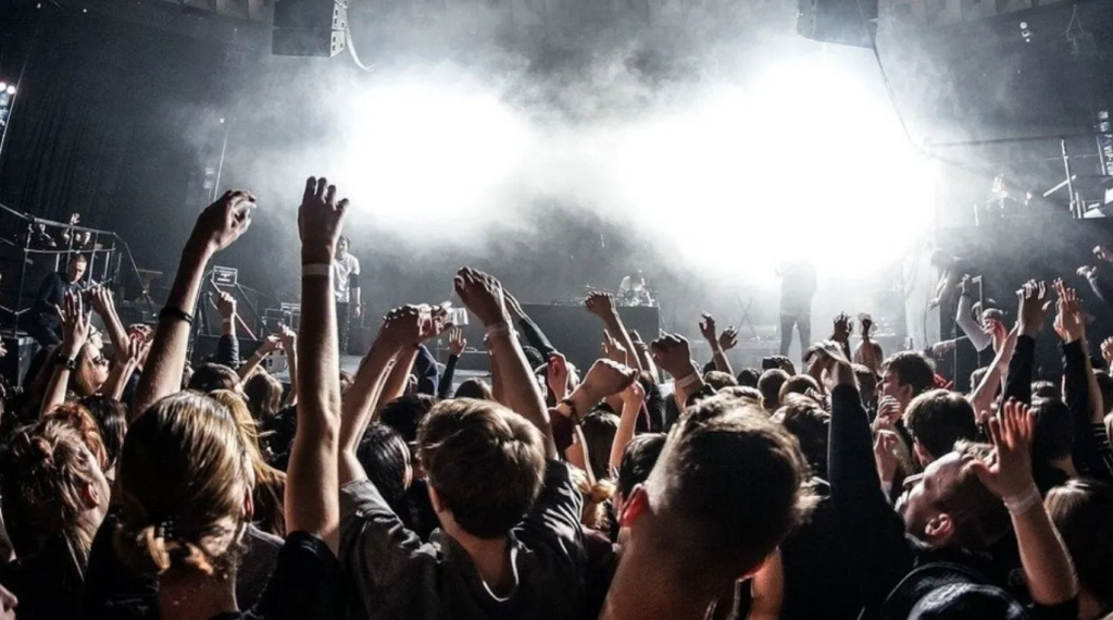 Επίσημο: Μόνο για εμβολιασμένους ή νοσούντες τα υπαίθρια κέντρα διασκέδασης – Όλες οι αλλαγές στην εστίαση (upd)