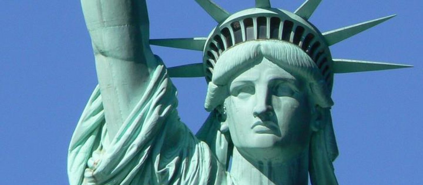 «Reclining Liberty»: Το Άγαλμα της Ελευθερίας αποφασίζει να… ξαπλώσει! (φώτο)