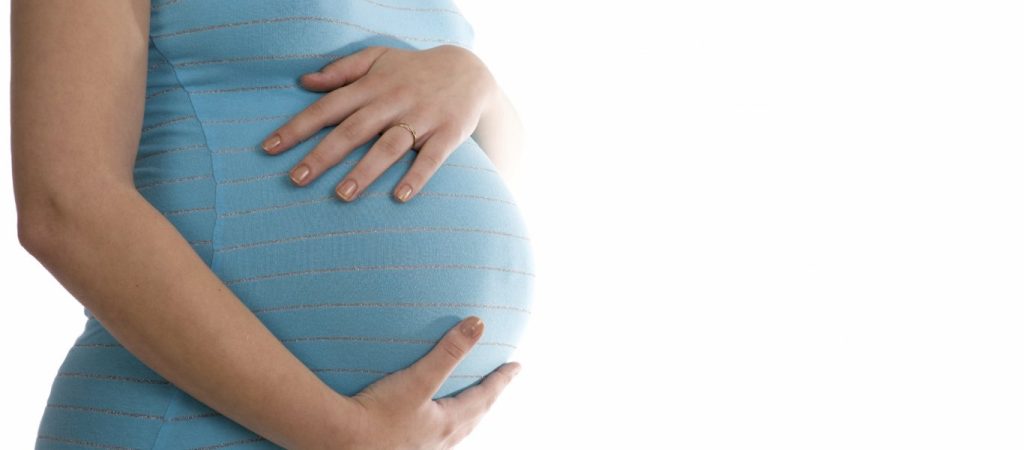 Νεαρή γυναίκα προσποιήθηκε την έγκυο για να μην πληρώσει για την έξτρα αποσκευή! (βίντεο)