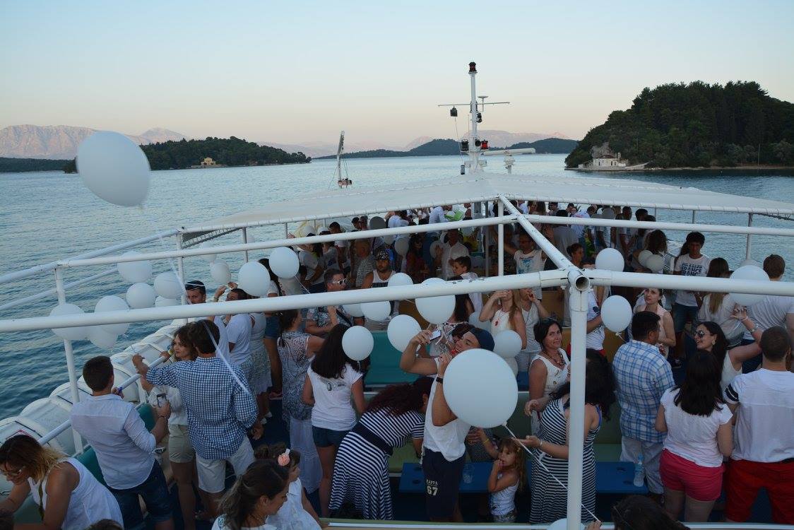 Οι Μυκονιάτες εκστρατεύουν: Με φουσκωτά σε άλλα νησιά για… γλέντια! – Η κυβέρνηση με το lockdown σπέρνει τον κορωνοϊό