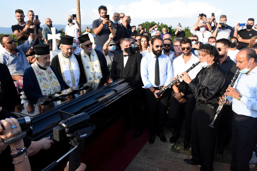 Κηδεία Φιλιώς Πυργάκη: Με τραγούδια και παραδοσιακά όργανα το τελευταίο αντίο (βίντεο)