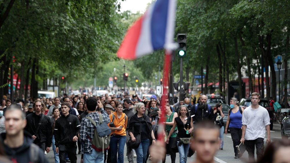 «Σείεται» η Γαλλία από εκατοντάδες χιλιάδες διαδηλωτών κατά του υποχρεωτικού εμβολιασμού: «Μακρόν δικτάτορα» (βίντεο)