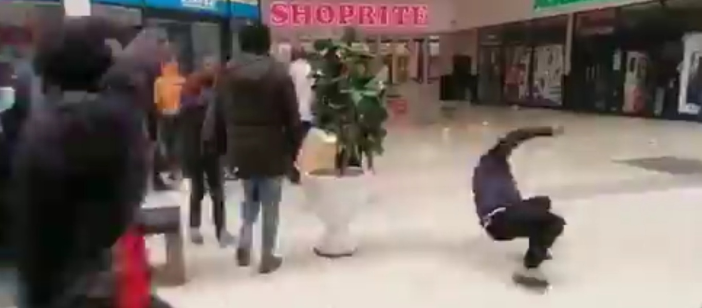 Υπάλληλοι εμπορικού έριξαν λάδι στο πάτωμα για να αποφύγουν το πλιάτσικο – Επικές τούμπες (βίντεο)