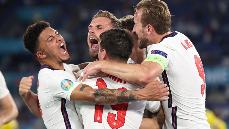 Άγγλοι διεθνείς ποδοσφαιριστές «ξεπερνούν» τον χαμένο τελικό του Euro πάνω σε σκάφος στη Μύκονο (βίντεο)