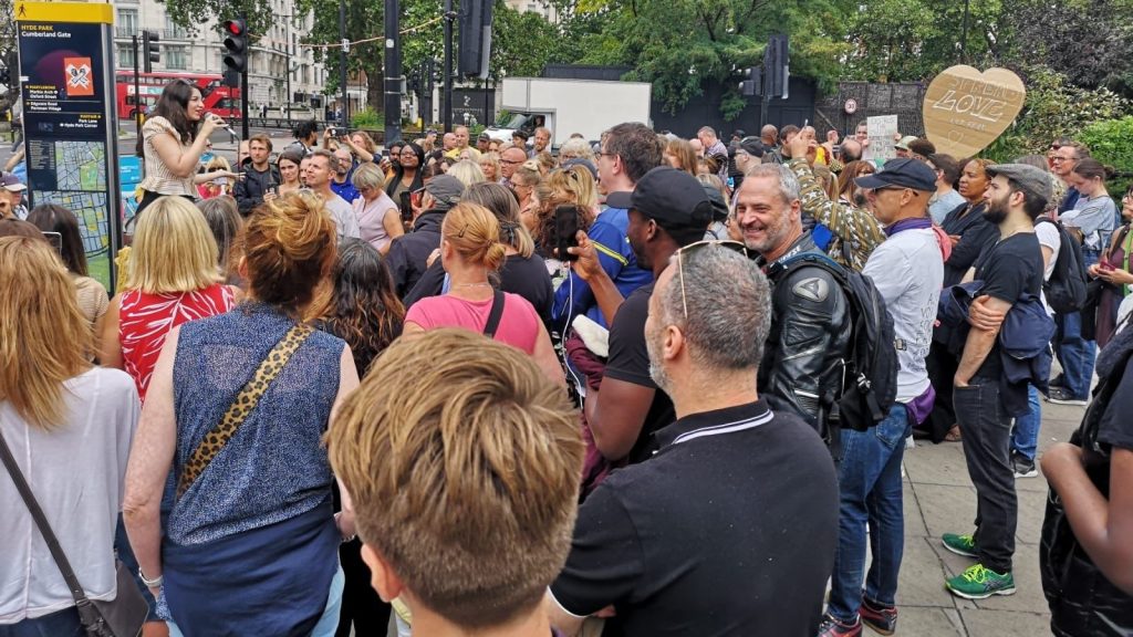 Η Βρετανία πετάει τις μάσκες και απελευθερώνει τα πάντα ενώ στην Ελλάδα η κυβέρνηση ετοιμάζει επαναφορά των lockdown