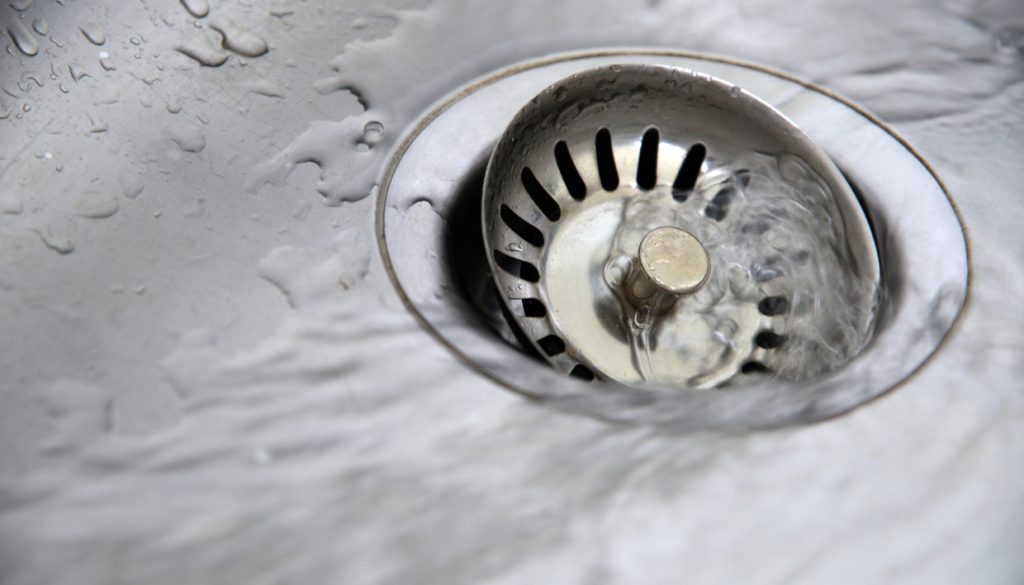 Το «θαυματουργό» κόλπο που θα ξεβουλώσει τα σιφόνια του μπάνιου από τις τρίχες