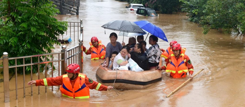 Κίνα: Τουλάχιστον 3 νεκροί από καταρρακτώδεις βροχές – Εγκλωβισμένοι στο πλημμυρισμένο μετρό (βίντεο)