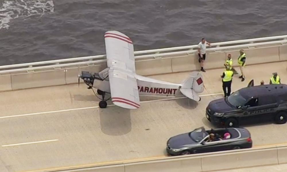 ΗΠΑ: Η στιγμή που αεροσκάφος κάνει αναγκαστική προσγείωση σε αυτοκινητόδρομο (βίντεο)