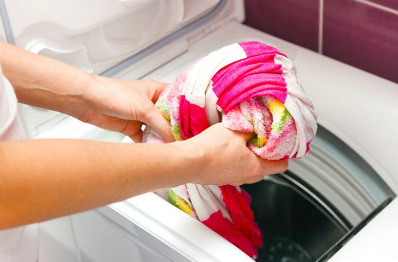 Ρούχα που ξέβαψαν στο πλυντήριο; – Το κόλπο για να τα επαναφέρετε