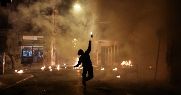 Κύπρος: Η στιγμή της εισβολής των διαδηλωτών στον τηλεοπτικό σταθμό ΣΙΓΜΑ (βίντεο)