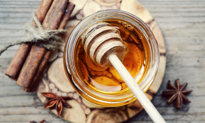 Μέλι και κανέλα: Τα πολλαπλά οφέλη του συνδυασμού για την υγεία μας