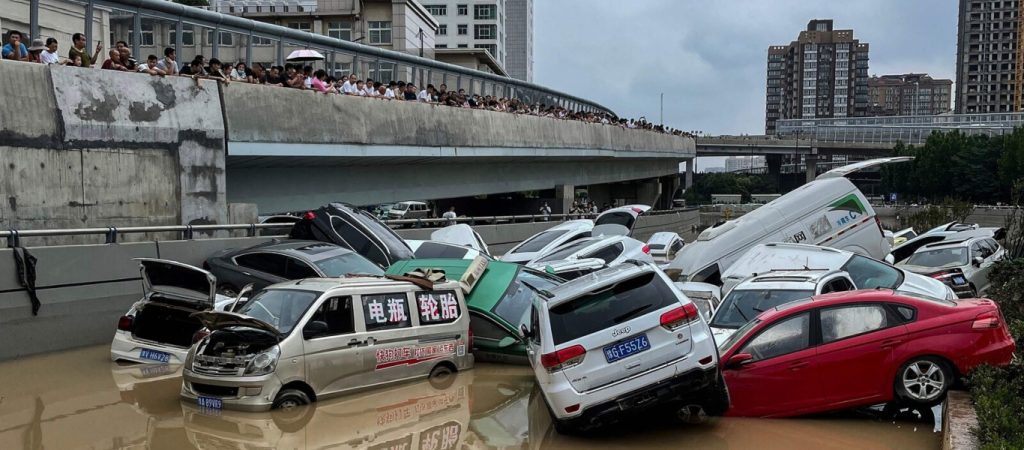 Κίνα: Στους 16 οι νεκροί από τις φονικές πλημμύρες – Πολίτες ανησυχούν για την τύχη των συγγενών τους (βίντεο)