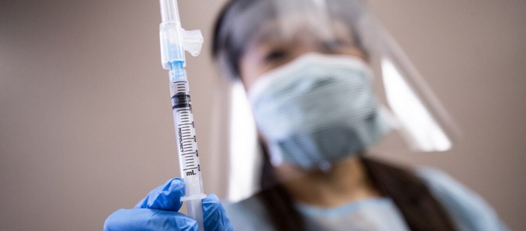 «Βαρύς ο πέλεκυς» για τους εργοδότες που έχουν ανεμβολίαστο προσωπικό: Αγγίζει τις 200.000 ευρώ (βίντεο)