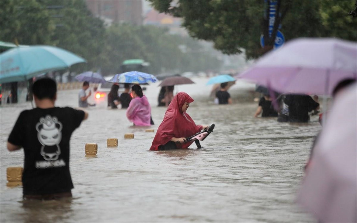 Φονικές πλημμύρες στην Κίνα – 200.000 άτομα εγκατέλειψαν τα σπίτια τους (φώτο-βίντεο)