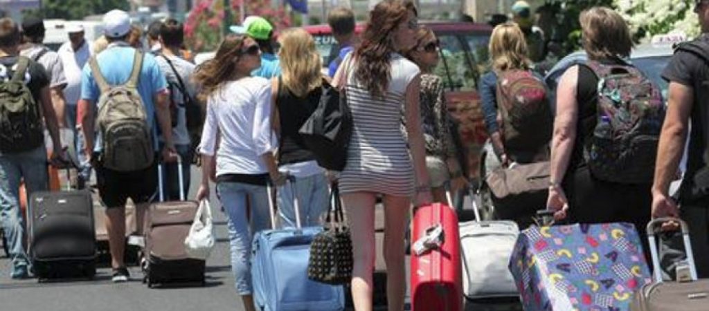 Εφιαλτικά στοιχεία από ΤτΕ: Μειώθηκαν 65,5% οι τουρίστες το α’ πεντάμηνο του 2021 & τα έσοδα 51,5% σε σχέση με το 2020!