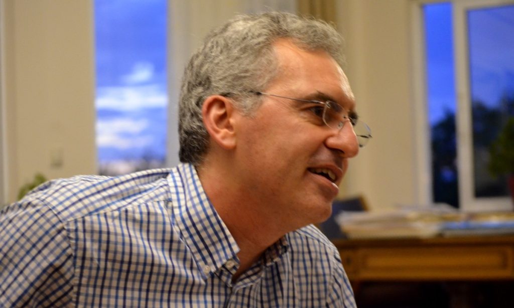 Ο καθηγητής Κ.Βαθιώτης καταγγέλλει την κυβέρνηση Μητσοτάκη για «ανθρωποκτονία από πρόθεση από παρενέργειες εμβολίων»