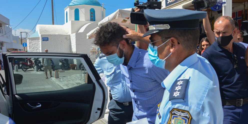 Φολέγανδρος: Ενώπιον του ανακριτή ο δολοφόνος της Γαρυφαλλιάς – Βγήκε από το Κέντρο Υγείας Νάξου