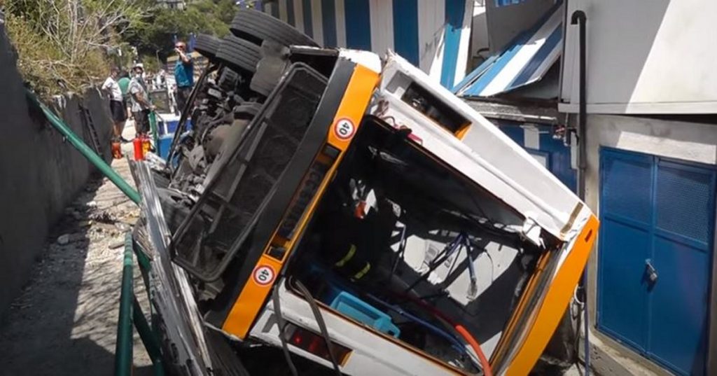 Ιταλία: Λεωφορείο έπεσε σε χαράδρα – Ένας νεκρός και 19 τραυματίες (βίντεο)